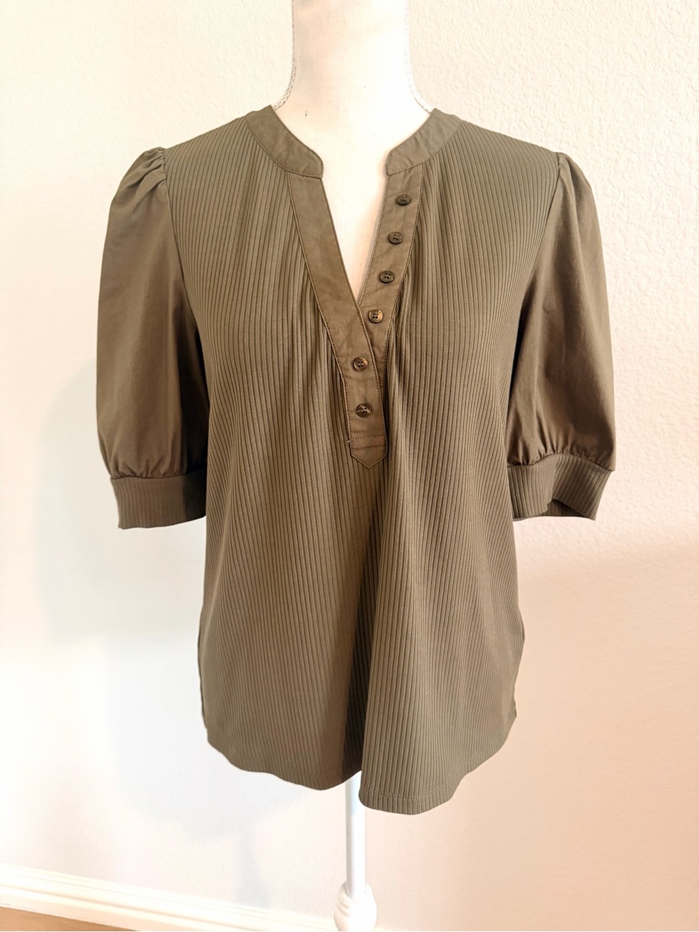 Laundry By Shelli Segal Olive Green Ribbed Button-Front Puff Sleeve Top
